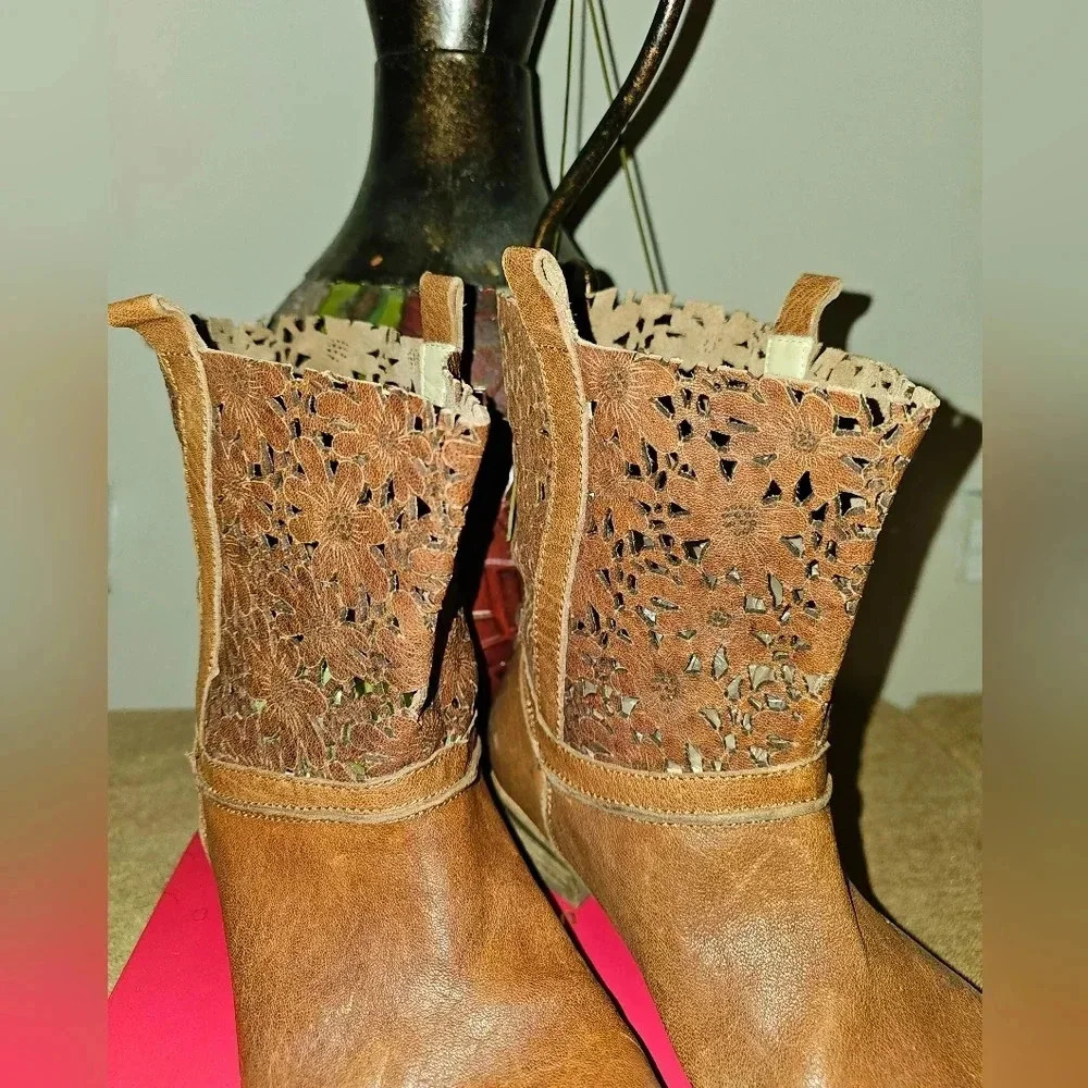 Every Body by B.Z. Moda size 38.5 US 8 cowboy boots.